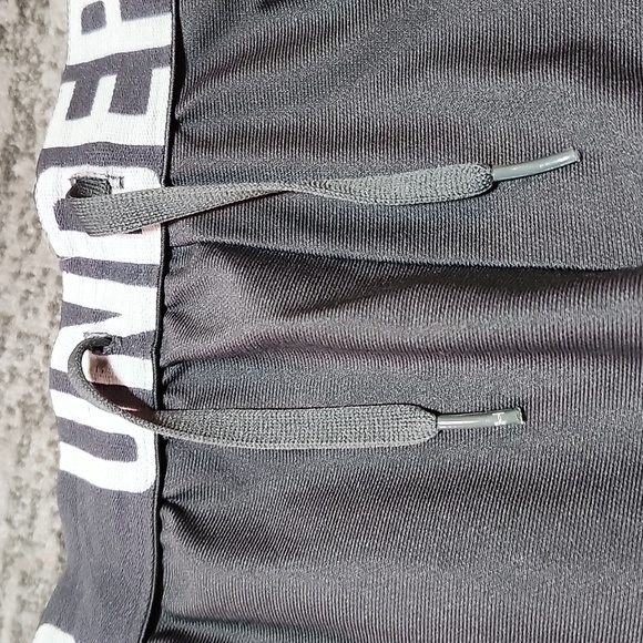 UNDER ARMOUR LOGO LOOSE-FIT HEATGEAR GRAY UNLINED DRAWSTRING ATHLETIC SHORTS - Picture 4 of 11